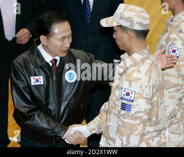 South Korean President Lee Myung-bak (L) shakes hands with a soldier of Daiman unit during a welcoming ceremony of the unit's return from Iraq at a military base in Seongnam, near Seoul, December 19, 2008. South Korea, which once had the third-largest contingent of foreign soldiers in Iraq, ended its mission there on Friday by bringing home all of the troops it had deployed to the country.  REUTERS/Jo Yong-Hak (SOUTH KOREA)