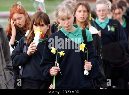 Pupils from Helenswood School, Hastings, take floral tributes to the Memorial service for Billie-Jo Jenkins. Photo by Martyn Hayhow/PA. Stock Photo