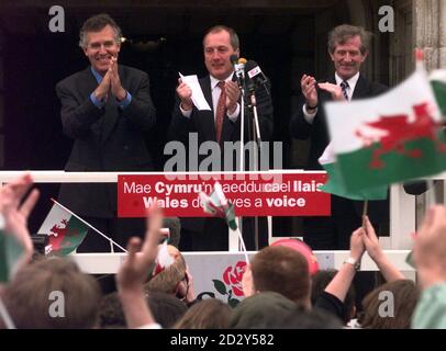 From left to right: Welsh ministers Peter Haine, Secretary of State for Wales, Ron Davies and Wyn Griffiths celebrate with the crowds outside Cardiff City Hall this morning (Friday) following yesterday's 'YES' victory in the Welsh referendum. See PA stories Wales Devolution. Photo by Stefan Rousseau/PA Stock Photo