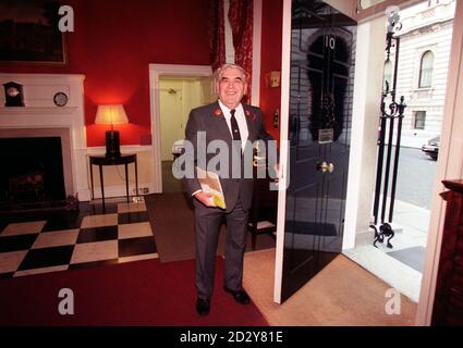 Doorman at 10 Downing Street, Bob Jordan (65) retires today (Thursday) after ten years of opening the door to statesmen, world leaders and cleaners alike and after seeing three different Prime Ministers: Margaret Thatcher, John Major and Tony Blair.  See PA Story SOCIAL Doorman.  Photo by Fiona Hanson /PA. WPA Rota. Stock Photo