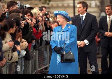 The Queen and Prime Minister Tony Blair on walkabout,  at Westminster Abbey this morning (Thursday), following a thanksgiving service to celebrate the Queen and Duke's  Golden Wedding Anniversary. Photo by Ian Jones. Daily Telegraph Rota. Stock Photo