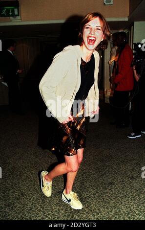 PA NEWS PHOTO 31/3/98 TV PRESENTER SARA COX AT THE GROSVENOR HOUSE HOTEL, LONDON FOR THE FEMALE ARTISTS AWARDS Stock Photo