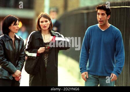 PA NEWS PHOTO 30/3/98  FROM LEFT TO RIGHT: Courteney Cox, HELEN BAXENDALE AND DAVID SCHWIMMER STARS OF THE AMERICAN SITCOM 'FRIENDS' DURING FILMING IN LONDON FOR THE LAST EPISODE OF THEIR CURRENT SERIES Stock Photo