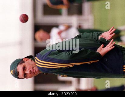 South African captain Hansie Cronje shows off his ball catching skills at Lords today (Wednesday). South Africa play England at Lords in the 2nd Test which begins tomorrow. Photo By Rebecca Naden/PA Stock Photo