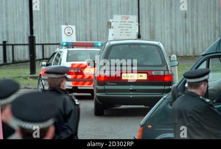 The convoy of vehicles carrying former Chilean dictator Augusto Pinochet leaves Belmarsh Magistartes Court in south east London, December 11, 1998 following General Pinochet's first appearance in front of magistrates in connection with an attempt by Spanish authorities to secure his extradition.  PA photo: Neil Munns.  See PA story COURTS Pinochet. Stock Photo