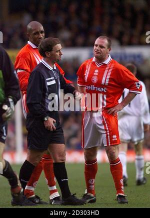 Unhappy Paul Gasgoigne (right) and Middlesbrough team mate Brian Deene argue with referee Mr S Lodge after Leeds went 2-0 ahead during their FA Premiership match at Elland Road. Stock Photo