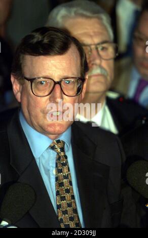 Ulster Unionist Leader David Trimble with his security spokesperson Ken Maginnis speaking to the media at the eleventh hour, before the goverment's deadline in the Northern Ireland peace process. Stock Photo