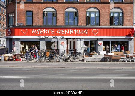 Hjerte Genbrug, Tøj - Glas – Porcelæn ('Heart second hand, clothes – glass – porcelain'), second-hand shop on Nørrebrogade, Stock Photo - Alamy
