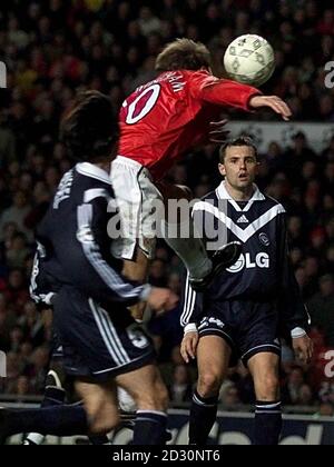 This picture can only be used within the context of an editorial feature. Manchester United's Teddy Sheringham leaps above the FC Bordeaux defence to score Manchester United's second goal, during their Group B Champions League match at Old Trafford.   *Final score Manchester United 2 FC Bordeaux 0. Stock Photo