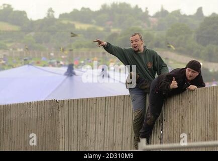 Perimeter fence Glastonbury festival Stock Photo - Alamy