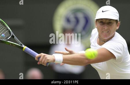 NO COMMERCIAL USE: America's Monica Seles in action against fellow American Lindsay Davenport during the Lawn Tennis Championships 2000 at Wimbledon. Stock Photo