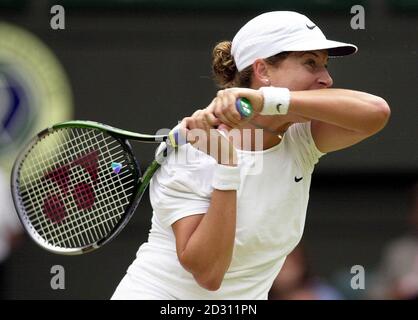 NO COMMERCIAL USE: America's Monica Seles in action against fellow American Lindsay Davenport during the Lawn Tennis Championships 2000 at Wimbledon. Stock Photo