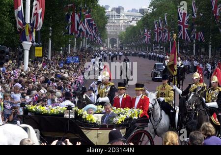 Queen Elizabeth, The Queen Mother with the Prince of Wales, in a horse drawn carriage, waves to the crowds gathered on The Mall, as she arrives at Buckingham Palace, for her 100th birthday celebrations.  Stock Photo