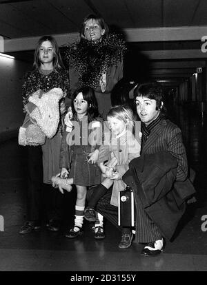 FORMER BEATLES STAR PAUL MCCARTNEY LEAVES FOR NEW YORK FROM HEATHROW AIRPORT. HE IS ACCOMPANIED BY HIS WIFE LINDA, HER DAUGHTER HEATHER (LEFT) AND THEIR DAUGHTERS, MARY AND STELLA (RIGHT). Stock Photo