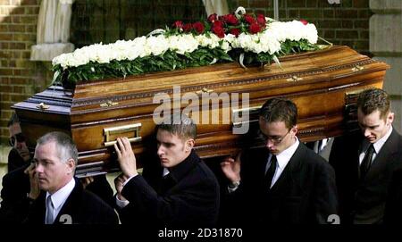 Ronnie kray's coffin is carried into ST Matthew's Church, Bethnal green ...