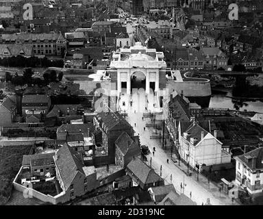 THE MENIN GATE : An undated view of the Menin Gate War Memorial at Ypres, Belgium. The arch crosses the Menin road, of infamous memory, and commemorates some 58,800 British and Empire soldiers who fell in the Ypres Salient during the First World War and who lie in unmarked graves. Stock Photo