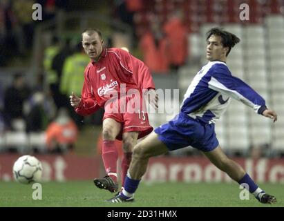 THIS PICTURE CAN ONLY BE USED WITHIN THE CONTEXT OF AN EDITORIAL FEATURE. NO WEBSITE/INTERNET USE UNLESS SITE IS REGISTERED WITH FOOTBALL ASSOCIATION PREMIER LEAGUE.  Liverpool's Danny Murphy gets ball past FC Porto's Carlos Paredes during their UEFA Cup Quarter Final 2nd leg against FC Porto at Anfield. Stock Photo