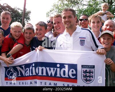 England's Michael Owen with young fans during a media conference at Burnham Beeches Hotel, Burnham, Buckinghamshire.  THIS PICTURE CAN ONLY BE USED WITHIN THE CONTEXT OF AN EDITORIAL FEATURE. N0 WEBSITE/INTERNET USE UNLESS SITE IS REGISTERED WITH FOOTBALL ASSOCIATION PREMIER LEAGUE. Stock Photo