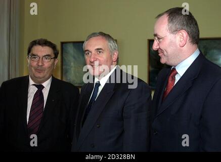 Irish Prime Minister, Bertie Ahern. (centre) flanked by John Hume, leader of the (SDLP) Northern Ireland Social Democratic and Labour Party, (left) and Mark Durkin, SDLP leader elect, before a meeting in Government Buildings, Dublin Stock Photo