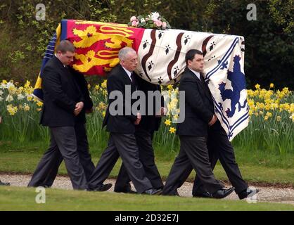 Six pallbearers carry the coffin of Queen Elizabeth the Queen Mother from her official residence at Royal Lodge, in Windsor Park, to the nearby Royal Chapel of All Saints. The Queen Mother died aged 101, and her funeral will take place in London. *02/04/02Six pallbearers carrying the coffin of Queen Elizabeth the Queen Mother from her official residence at Royal Lodge, in Windsor Park. The coffin of the Queen Mother will be brought from Windsor to the Queen's Chapel at St James Palace, Tuesday April 02, 2002. The Queen Mother's coffin will then be taken from St James's Palace on a horse-d Stock Photo