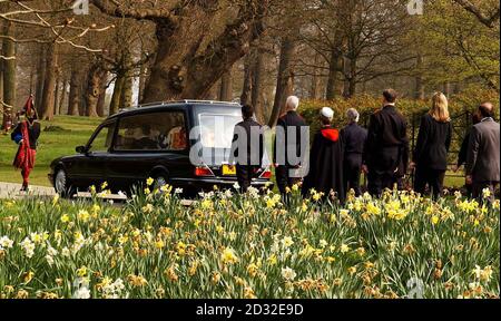 The Queen's piper Jim Motherwell leads the hearse carrying the coffin of Queen Elizabeth the Queen Mother, who died aged 101, from the Royal Chapel of All Saints in Windsor Great Park, before starting its journey to the Queen's Chapel at St James's Palace in London.   *...Queen Elizabeth's coffin will be carried in a ceremonial procession to Westminster Hall,where it will Lie-in-State from. Stock Photo