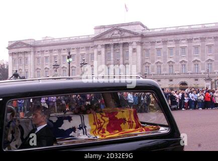 The coffin of Queen Elizabeth the Queen Mother, who died aged 101, is driven past Buckingham Palace on its way to the Queen's Chapel at St James's Palace in London. *On Friday 5th April, Queen Elizabeth's coffin will be carried in a ceremonial procession to Westminster Hall,where it will Lie-in-State from Friday afternoon until the evening of Monday 8th April. See PA story ROYAL Mother. PA Photo: Sean Dempsey Stock Photo