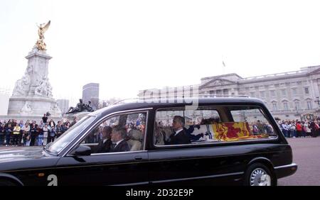 The coffin of Queen Elizabeth the Queen Mother, who died aged 101, is driven past Buckingham Palace on its way to the Queen's Chapel at St James's Palace in London.   *On Friday 5th April, Queen Elizabeth's coffin will be carried in a ceremonial procession to Westminster Hall,where it will Lie-in-State from Friday afternoon until the evening of Monday 8th April. Stock Photo