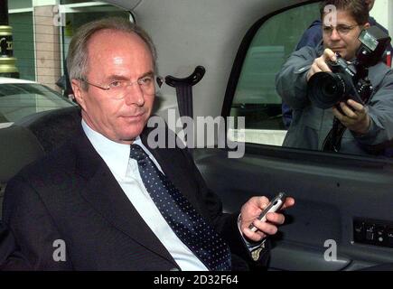 England coach Sven Goran Eriksson leaves FA Headquarters on his way to the Cafe Royal in Regent Street where he was due to give a talk on leadership to businessmen. As he arrived he climbed out of his black cab while speaking on a mobile phone and walked straight into the venue. *... without speaking to attend the second Institute of Directors Business Leaders Summit. According to a report in today's Daily Mirror he and Ulrika Jonsson have formed a friendship. Agent Melanie Cantor said neither she nor Ulrika Jonsson would comment and Paul Newman, head of communications for the football Assoc Stock Photo