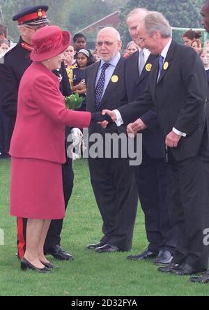 Britain's Queen Elizabeth II meets England soccer coach Sven-Goran Eriksson at the England football Training pitch in Bisham Abbey, during her day-long visit to Buckinghamshire and Berkshire marking her Golden Jubilee. Stock Photo