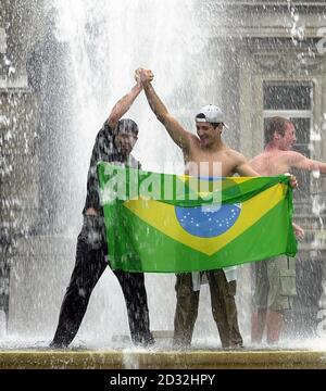 Brazilian fans celebrate in a fountain in Trafalgar Square, London. Brazil defeated Germany 2-0 in Yokohama, Japan to win the World Cup for the fifth time, Ronaldo scoring twice in the second half to give his team victory. Stock Photo