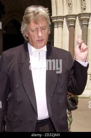 Barry George's defence barrister Michael Mansfield QC, leaving the High Court, London where the appeal against the sentence for the 1999 murder of TV presenter Jill Dando, was due to be heard. George, 41, from Fulham, was sentenced to life imprisonment in July last year after being found guilty of the April 1999 shooting of the 37-year-old BBC Crimewatch presenter on the steps of her home in Gowan Avenue, Fulham, south-west London. Stock Photo