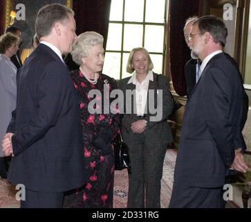 Britain's Queen Elizabeth II, chats with Scotland's Education Minister Peter Peacock (right), Justice Minister Cathy Jamieson, and  Scottish First Minister Jack Mcconnell (lleft) at a reception for Members of the Scottish Parliament at the Palace of Holyroodhouse, Edinburgh. Stock Photo