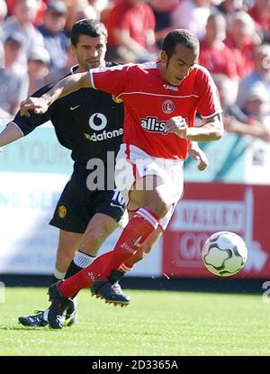 Manchester United's Roy Keane (left) in action against Charlton Athletic's Paolo Di Canio during their FA Barclaycard Premiership match at Charlton's The Valley ground, London. THIS PICTURE CAN ONLY BE USED WITHIN THE CONTEXT OF AN EDITORIAL FEATURE. NO WEBSITE/INTERNET USE UNLESS SITE IS REGISTERED WITH FOOTBALL ASSOCIATION PREMIER LEAGUE. Stock Photo