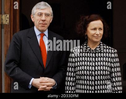 Foreign Secretary Jack Straw meets with his Spanish counterpart, Ana Palacio at his official residence in London. Stock Photo