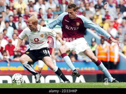 Manchester United's Paul Scholes holds off Aston Villa's Peter Crouch (right) from the ball during their Barclaycard Premiership match at Villa Park, Birmingham Saturday May 15 2004. Stock Photo