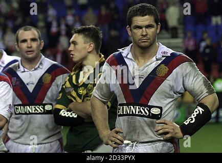 Great Britain players from (L-R) Chris Joynt, Kevin Sinfield and Andy Farrell, after being beaten by Australia, after the England and Australia Guinness Rugby Union Third Test at the JJB Stadium, Wigan, Saturday 24th November 2001. Australia defeated Great Britain 28-8.  Stock Photo