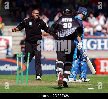 New Zealand's Andre Adams (left) runs in to congratulate teammate Chris Nevin after bowling England's Graham Thorpe (right) for nine runs during the fifth one-day international at Carisbrook, Dunedin, New Zealand  England skipper Nasser Hussain earlier won the toss and elected to bat first. Stock Photo