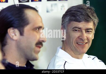 Arsenal football Club manager Arsene Wenger and the sides first choice goalkeeper David Seaman during a press conferenece in Turin ahead of the Champions League match against Juventues at the Delle Alpi Stadium. Stock Photo