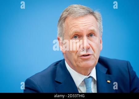 Berlin, Germany. 07th Oct, 2020. Christian Wulff (CDU), Chairman of the Board of Trustees of the German Integration Foundation, presents the initiative 'My Voice against Hatred' at the Federal Press Conference. Credit: Kay Nietfeld/dpa/Alamy Live News Stock Photo