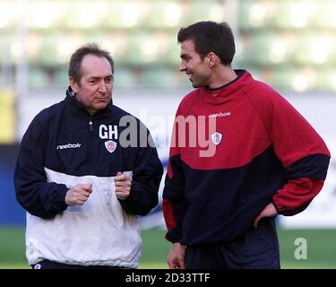 Liverpool manager Gerard Houllier talks with Liverpool's German defender Marcus Babbel (right) during a training session at Bay Arena, Leverkusen, Germany. Houllier has made his first trip abroad following major heart surgery after being taken ill in October. Babbel has also now fully recovered from the Guillian Barre syndrome which kept him out for most of the season and returns for Liverpool. Liverpool play Bayern Leverkusen in the UEFA Champions League, quarter-final, second-leg game in Germany.   THIS PICTURE CAN ONLY BE USED WITHIN THE CONTEXT OF AN EDITORIAL FEATURE. NO WEBSITE/INTERNET  Stock Photo