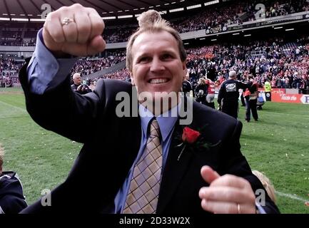 Wigan coach celebrates winning the Kelloggs Nurti Grain Challenge Cup ...