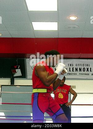 World Heavyweight Champion, Great Britain's Lennox Lewis with trainer Emanuel Steward (right) during a light sparring session, at his training camp, near New York, USA. Lennox Lewis today branded Mike Tyson a cartoon character.  *... after the former heavyweight champion said he wanted to kill him. The 36-year-old also joked about the high-profile brawl between the two men in New York in January when Lewis claimed Tyson had bitten him on the thigh. Stock Photo