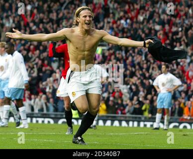 Manchester United's Diego Forlan celebrates scoring the equaliser against Aston Villa during the Barclaycard Premiership match at Old Trafford, Manchester. THIS PICTURE CAN ONLY BE USED WITHIN THE CONTEXT OF AN EDITORIAL FEATURE. NO WEBSITE/INTERNET USE UNLESS SITE IS REGISTERED WITH FOOTBALL ASSOCIATION PREMIER LEAGUE. Stock Photo