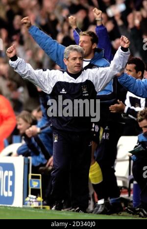 Liverpool's Michael Owen celebrates his third goal against Manchester City  in front of the Liverpool fans during their FA Barclaycard Premiership  match at Manchester City's Maine Road ground Stock Photo - Alamy