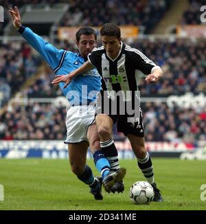 Newcastle United's Laurent Robert holds off Manchester City's Kevin Horlock (left) from the ball during their Barclaycard Premiership match at St James Park, Newcastle. Stock Photo