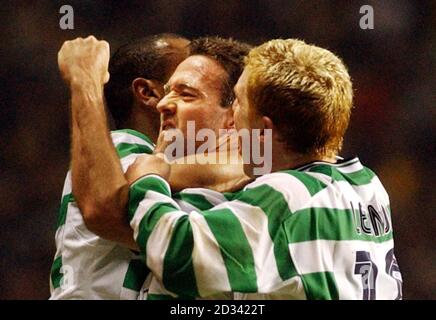 Celtic's Paul Lambert (centre) celebrates with team-mate Neil Lennon (right) after scoring against VFB Stuttgart during the UEFA Cup, fourth round, first leg match at Celtic Park Stadium, Glasgow, Scotland. Stock Photo