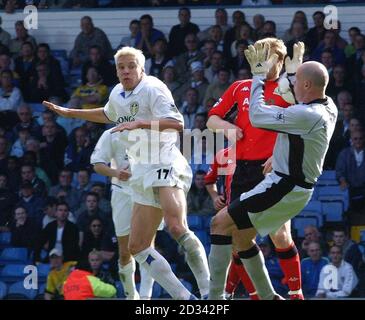 Leeds United's Alan Smith (left) scores the second goal against Blackburn Rovers during the Barclaycard Premiership game at Elland Road, Leeds. Blackburn Rovers defeated Leeds United 3-2.     THIS PICTURE CAN ONLY BE USED WITHIN THE CONTEXT OF AN EDITORIAL FEATURE. NO WEBSITE/INTERNET USE UNLESS SITE IS REGISTERED WITH FOOTBALL ASSOCIATION PREMIER LEAGUE. Stock Photo