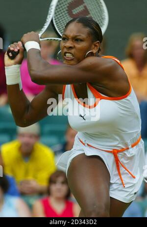 EDITORIAL USE ONLY, NO MOBILE PHONE USE. Serena Williams from the USA in action against Elena Dementieva of Russia in the fourth round of the All England Lawn tennis Championships at Wimbledon. Stock Photo