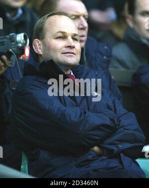 England coach Andy Robinson looks on during the International Match against South Africa at Twickenham, Saturday November 20, 2004. Stock Photo