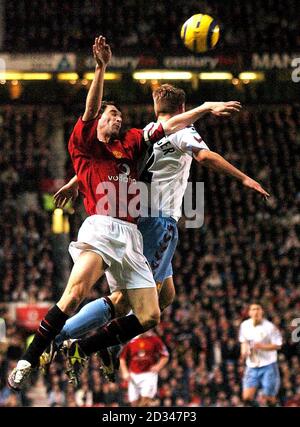 Manchester United's Roy Keane (left) challenges Aston Villa's Thomas Hitzlesperger for the ball Stock Photo